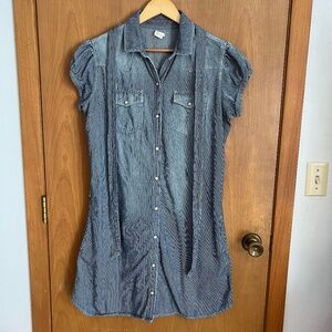 Levi’s Women Denim Puff Sleeve L with tie waist, pockets and snaps